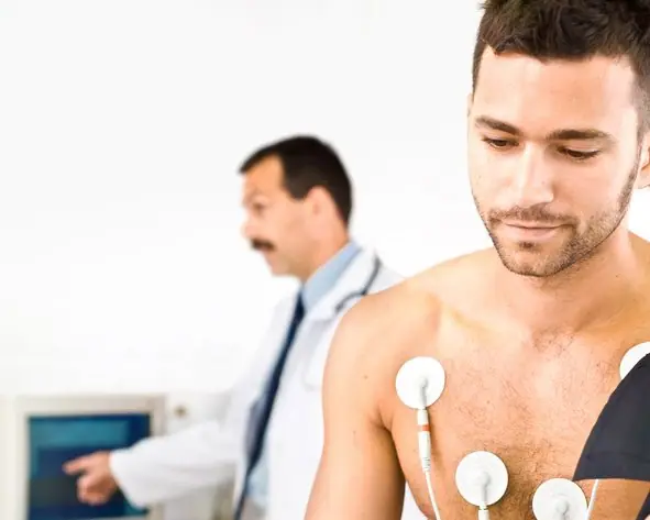 Arbeitsmedizinische Untersuchung: Belastungs-EKG mit Elektroden am Oberkörper